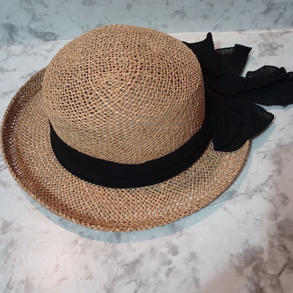 Straw Haw with Black Ribbon/Bow Detail